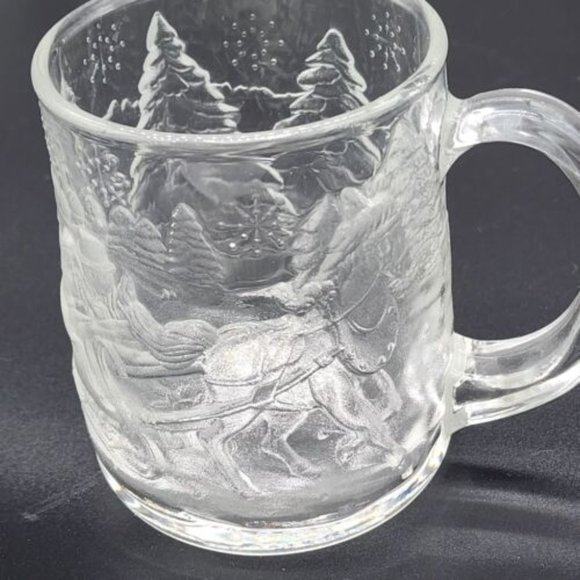 Set of 4 Vintage Luminarc Glass Mugs Christmas One Horse Open Sleigh - Picture 4 of 8